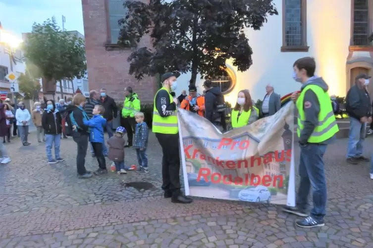 Warten auf die Polizei: Erst mit halbstündiger Verspätung setzte sich der Protestzug vom Marienplatz in Richtung Krankenhaus in 