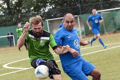 Zweikampf in einem hitzigen Derby: Der Kerzenheimer Christian Frangel (links) gegen den Marnheimer Nazim Capan . 