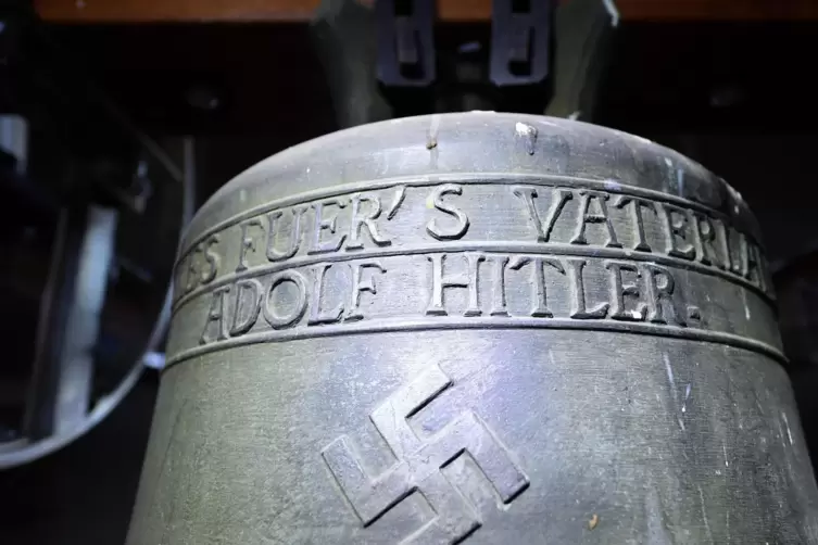 Die Glocke mit Hakenkreuz und der Aufschrift „Alles für’s Vaterland – Adolf Hitler“.