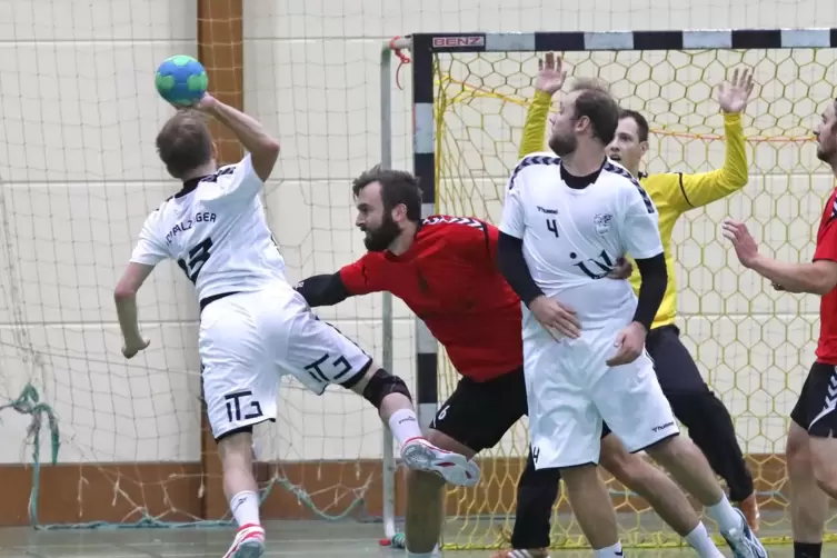 Arne Schäfer (links) mit dem 7:6 für die OBK-Tiger. Daneben der Landauer Alexander Weber.