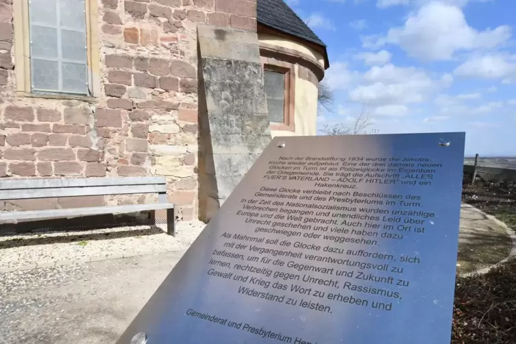 Eine Mahntafel weist derzeit auf die Glocke im Turm der Jakobskirche hin. 