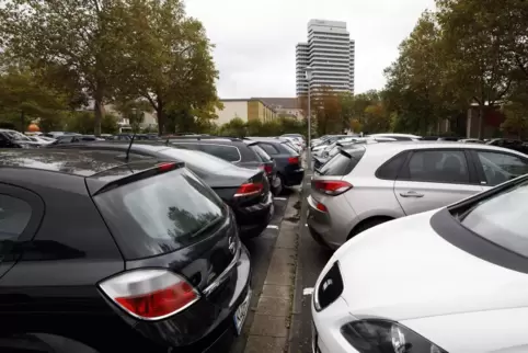 Der Parkplatz an der Meuthstraße. Hier gibt es auch Stellplätze für städtische Mitarbeiter. 