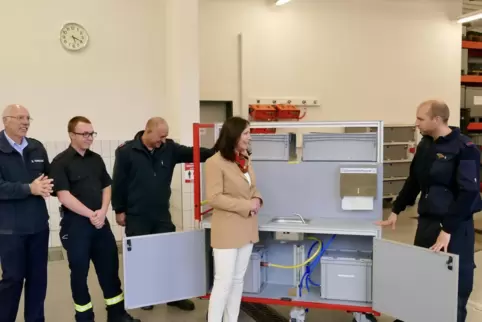 Bürgermeisterin Silvia Seebach hat am Dienstag eine mobile Hygienebox für die Feuerwehren der Verbandsgemeinde Pirmasens-Land vo