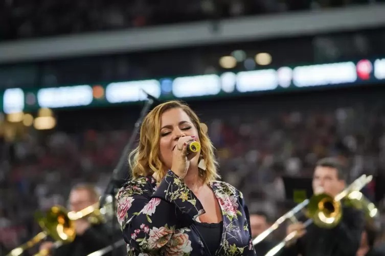 Auf großer Bühne: Nora Brandenburger singt beim German Football Bowl in der Commerzbank Arena in Frankfurt die Nationalhymne. 