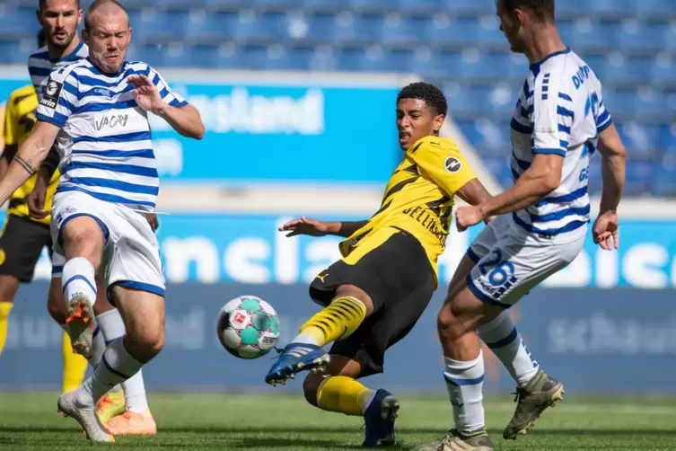  In der Schauinsland Reisen Arena in Duisburg war im August der BVB zu Gast, in der Bildmitte Dortmunds Jude Bellingham. Am Frei