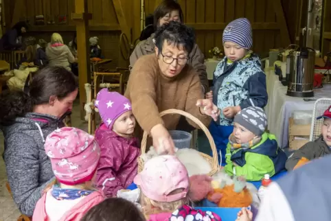 Kinder und Eltern hatten großen Spaß bei dem von Doris Horbach (Bildmitte) organisierten Projekt . 