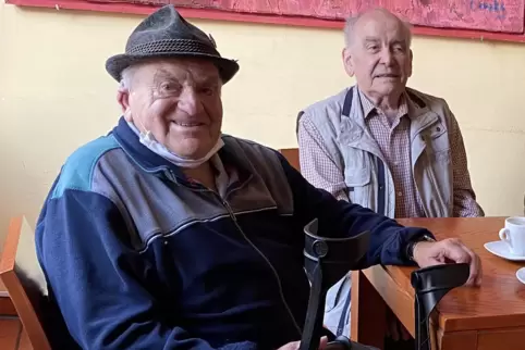 Otto Scarbath (vorn) und Richard Stilgenbauer im Café Mandala.