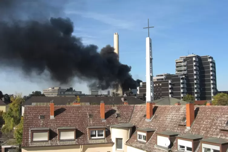 Der Qualm war weithin zu sehen und wehte über den Stadtteil West. 