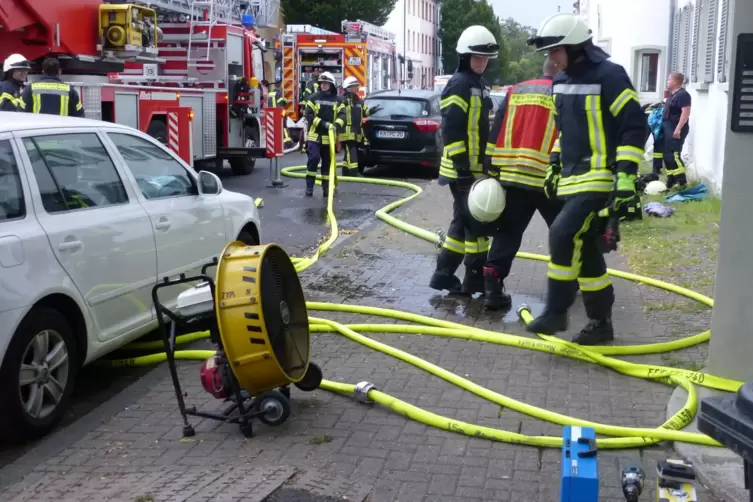 mmer da: die Freiwillige Feuerwehr Neustadt bei der Arbeit. Das Bild entstandt beim Brand einer Dachgeschosswohnung in der Fried