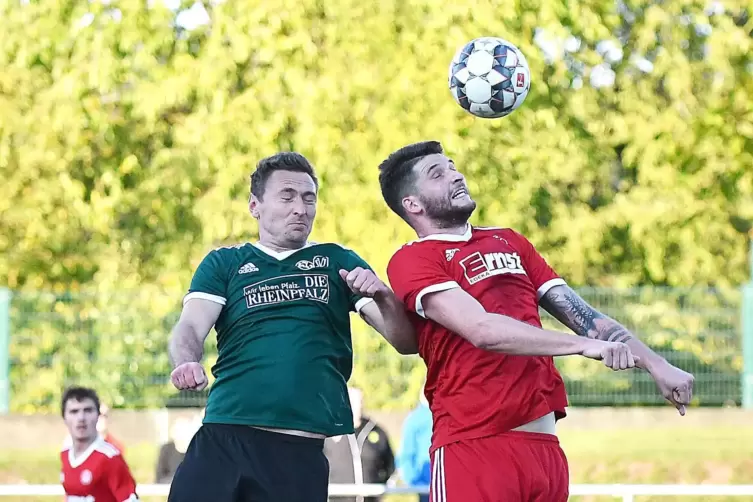 Luftduell bei schönem Herbstwetter: TSC-Stürmer Sebastian Meil (rechts) gegen SG-Mittelfeldspieler Waldemar Schwab.