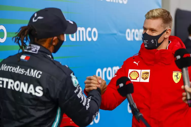 Mick Schumacher (rechts) gratuliert Lewis Hamilton zu dessen 91. Grand-Prix-Sieg. 