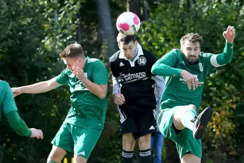  Einen spannenden Kampf gewinnen am Ende die Finkenbacher. Hier setzt sich SG-Spieler Christian Stock (Mitte) gegen Christopher 