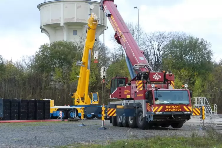 Testfläche für Autokrane unterm alten Wasserturm der Amerikaner auf dem Wallerscheid. Komme, was wolle, sagt Tadano-Standortchef