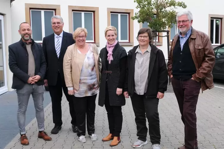 Christian Schad (Zweiter von links) ehrte das Team des Gemeindebriefs mit Oliver Herzog, Monika Kuhn,Melanie Hubach, Martina Nie