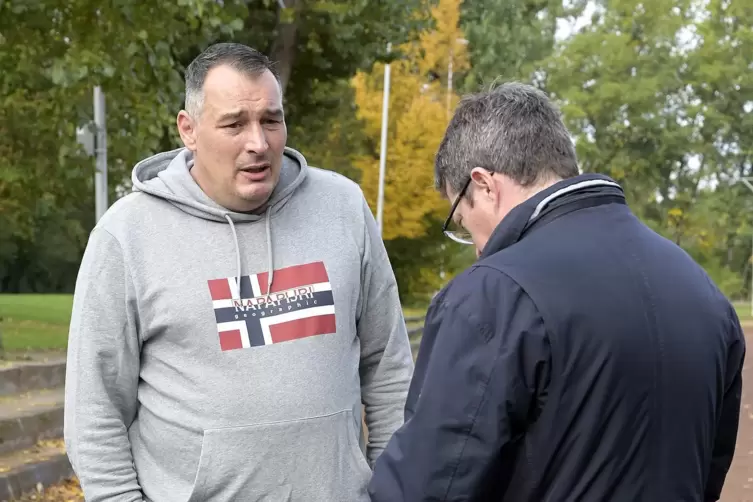 Patrick Horlacher im Gespräch mit Volker Endres (rechts).