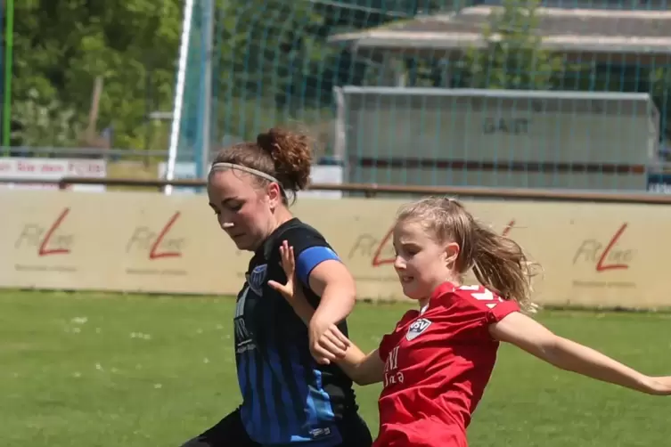 Sophie Linßen (links) 2018 in einem Spiel des FC Speyer 09. 