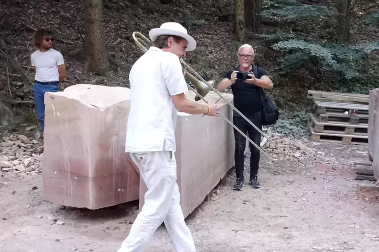 Bei den Aufnahmen der Halbzeitveranstaltung im Steinbruch: Filmemacher Karl-Heinz Christmann und Posaunist Bernhard Vanecek. 