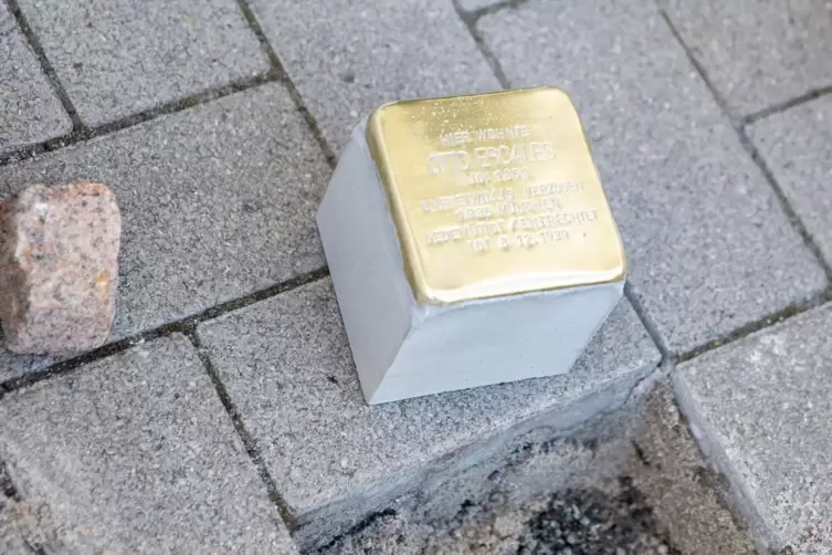 Verlegung eines Stolpersteins in Zweibrücken. 