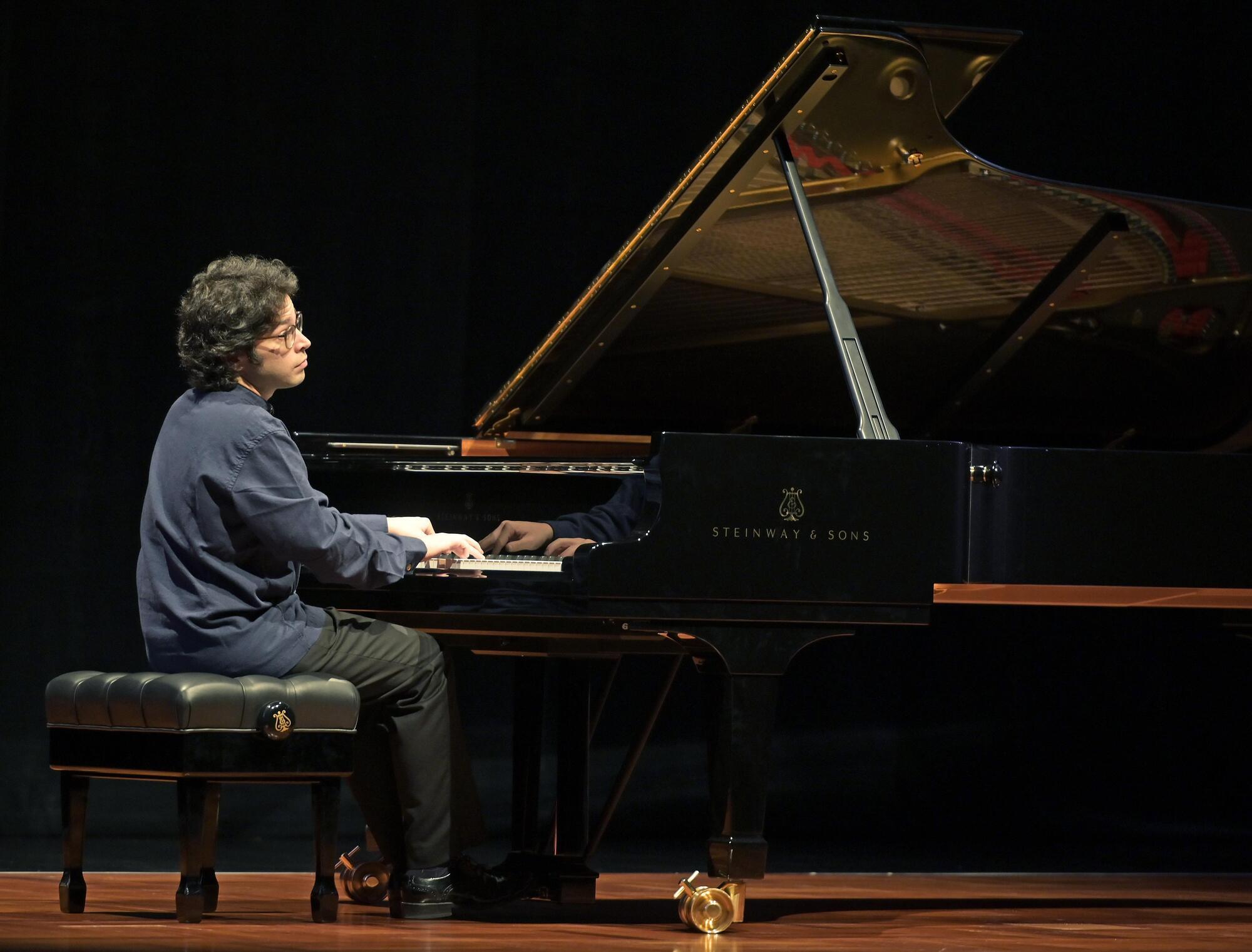 Mit Heiligem Ernst Pianist Arash Rokni Im Basf Feierabendhaus Ludwigshafen Die Rheinpfalz