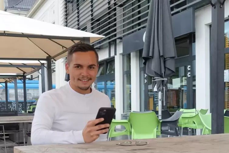 Immer bereit für die nächste Whatsapp oder den nächsten Anruf: Davide Cammalleri.