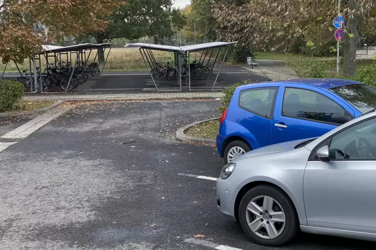 Auf dem Parkplatz der IGS wurden Rachenabstriche der Schüler genommen. Das habe man aus Infektionsschutzgründen bewusst im Freie