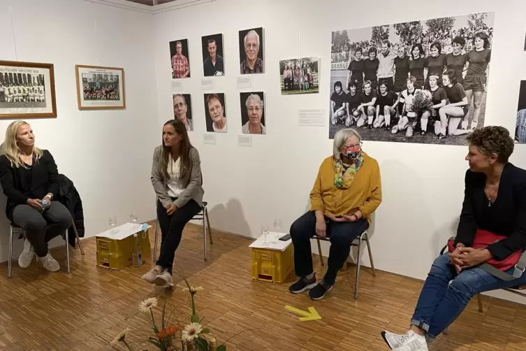 Diskussionsrunde im Museum in Alzey, in dem gerade auch eine Ausstellung zum Thema 50 Jahre Frauenfußball läuft.