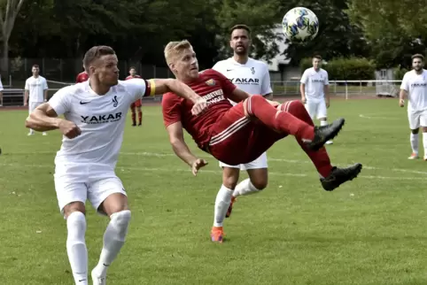 SC-Stürmer Kevin Bernhardt (rotes Trikot, hier in einem früheren Spiel, hatte die Gäste zunächst in Führung gebracht.