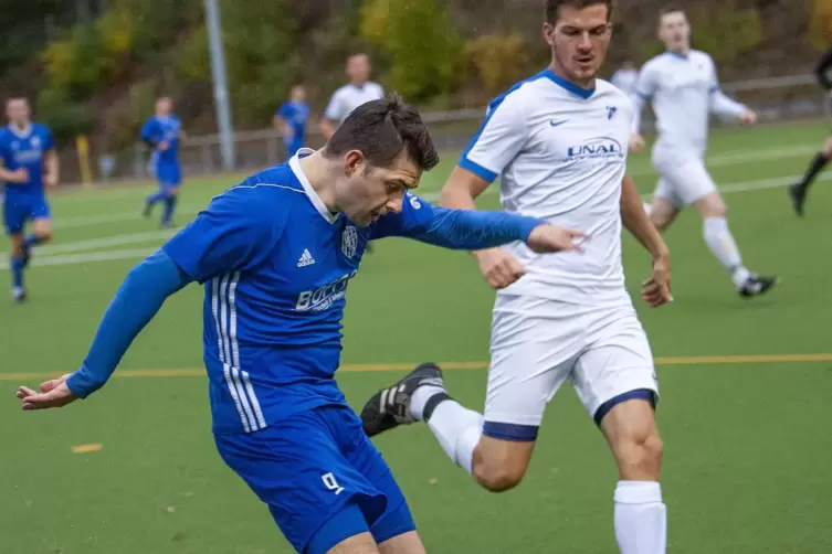 Sebastian Kuhnhardt (TSG Eisenberg, blau) flankt, der Schütze des 2:2-Ausgleichs, Sven Fiedler (TuS Sausenheim) kann das nicht v