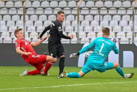 Manko Chancenverwertung: Hier scheitert Marlon Ritter (Mitte) an Bayern-Torwart Hoffmann. 