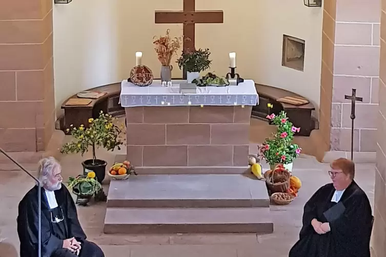 Dekan Peter Butz und Pfarrerin Ines Weiland-Weiser in der frisch renovierten Pfarrkirche in Böckweiler.