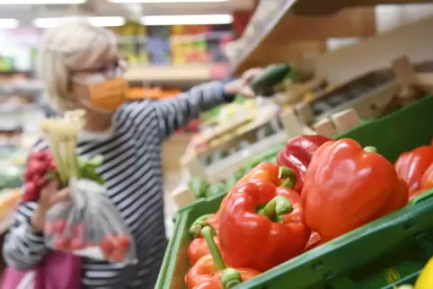 Beim Einkaufen im Supermarkt ist das Tragen einer Alltagsmaske seit einigen Monaten Pflicht. 