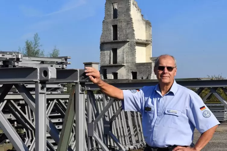 Armin Ladenberger vor der xxx Im Hintergrund die Ruine, die das THW als Übungsort nutzt.