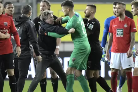 Emotional aufgeheizt: FCK-Trainer Jeff Saibene ist nach Michael Henkes Tritt zunächst aufgebracht.