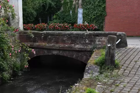 Die Sanierung der Brücke über den Eisbach wird rund 170.000 Euro kosten.