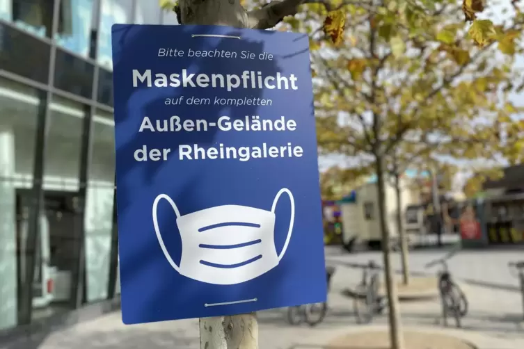 Auf städtischem Gebiet und auch vor der Rhein-Galerie weisen Schilder auf die Maskenpflicht hin. 