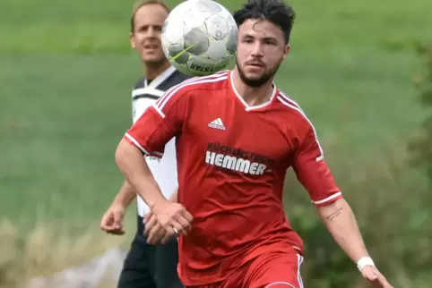 Hinter dem Einsatz von Rowo-Spielertrainer Carlos Borger (im Hintergrund Burglichtenbergs Bastian Gras) steht zwar noch ein Frag