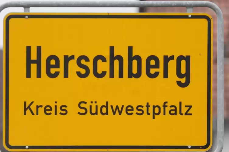 Nach und nach sollen die Fenster der Bürgerhalle erneuert werden. 