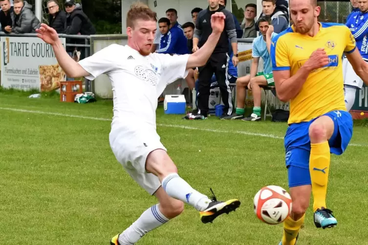 Philipp Koch (links), Außenverteidiger des FK Pirmasens II.