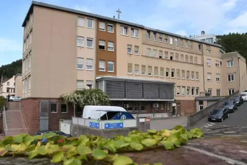 Eine Pirmasenserin, die an Covid-19 erkrankt ist, wurde stationär im Rodalber Krankenhaus aufgenommen.