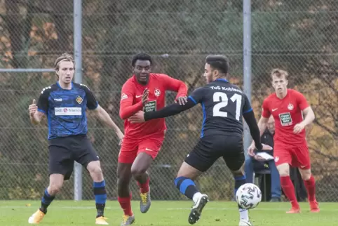  Der Lauterer Bernard Mwarome gegen Ozan Ekici aus Koblenz. 