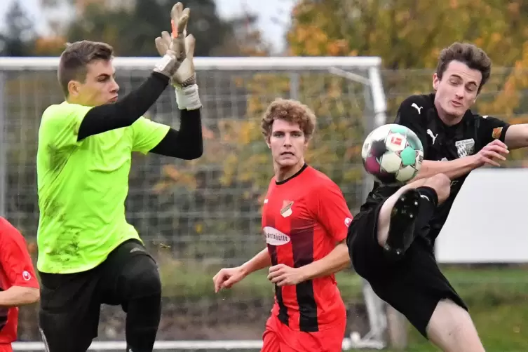 Der Mußbacher Daniel Walter (rechts, in Schwarz) kommt zwar vor dem Diedesfelder Keeper Tizian Alexander Krimmel an den Ball. Ei