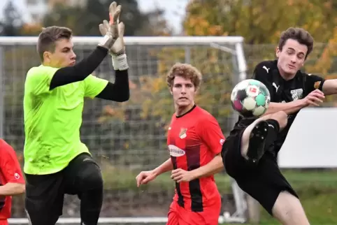 Der Mußbacher Daniel Walter (rechts, in Schwarz) kommt zwar vor dem Diedesfelder Keeper Tizian Alexander Krimmel an den Ball. Ei