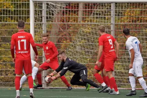 Es war ein harter Nachmittag für Seebachs Torwart Fabian Haag (Schwarzes Trikot)