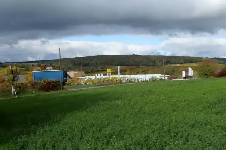 Der LBM plant, an der Anschlussstelle B 38/B 48 einen Mitfahrerparkplatz zu bauen. Rechts hinten das Salzlager.