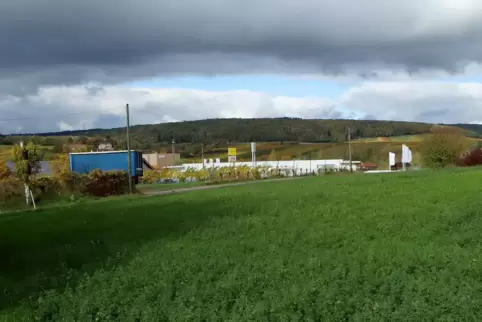 Der LBM plant, an der Anschlussstelle B 38/B 48 einen Mitfahrerparkplatz zu bauen. Rechts hinten das Salzlager.