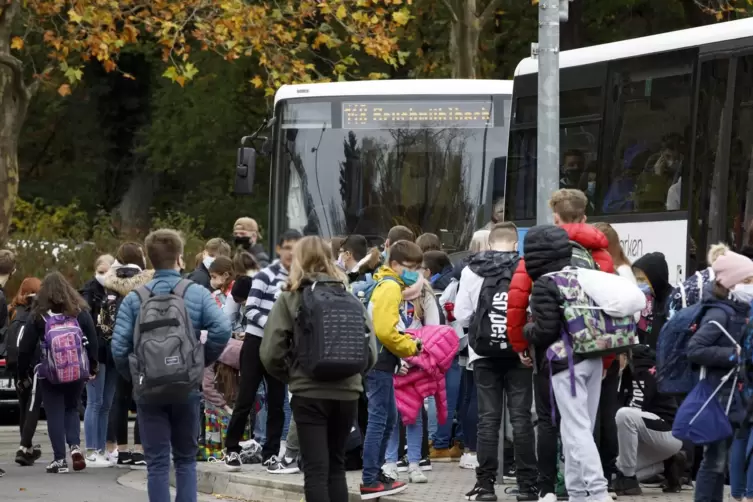 Nicht nur am Busbahnhof an der Reichswaldschule in Ramstein-Miesenbach wird es eng, wie hier am Montagmittag: Zehn zusätzliche B