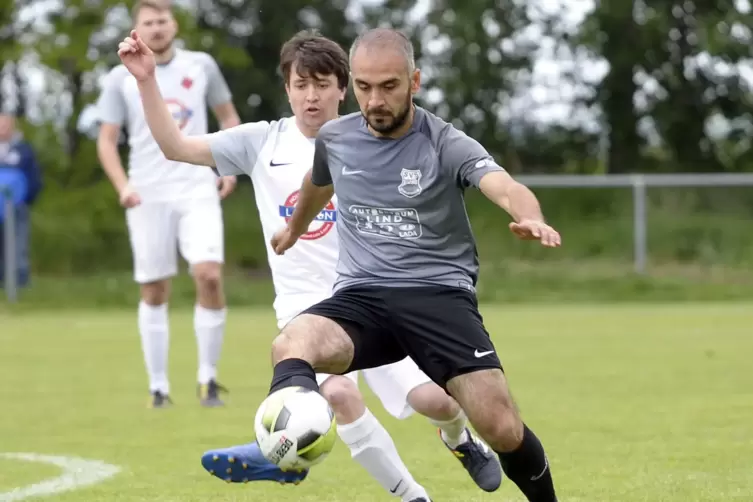 Cagri Zengin (vorne, hier im Spiel gegen den SV Pfingstweide) ist Stammspieler und Leistungsträger des SV Schauernheim. In diese