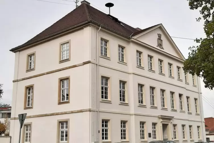 Das Maudacher Schloss. An der Seite sind gut die Fenster zu erkennen, die früher wegen des Anbaus zugemauert waren