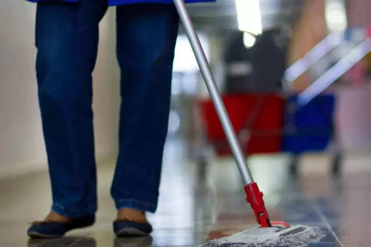 Der Reinigungsaufwand zum Beispiel in Kliniken hat sich wegen der Corona-Pandemie erhöht. 