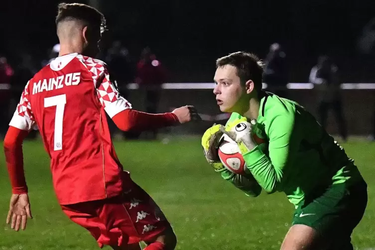 Ein sicherer Schlussmann: Der Königsbacher Julian Deutsch hält den Ball. Er ärgerte sich gegen Mainz allerdings über ein Eigento